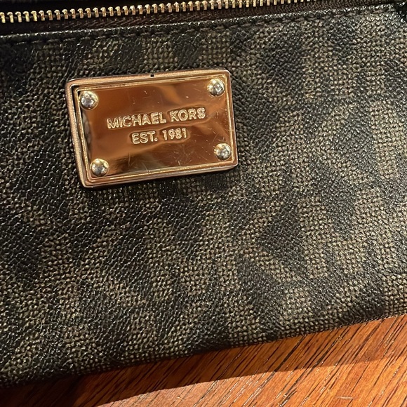 Michael Kors Wallet. Outer zipper. Card holder built inside. Small strap - Picture 2 of 4